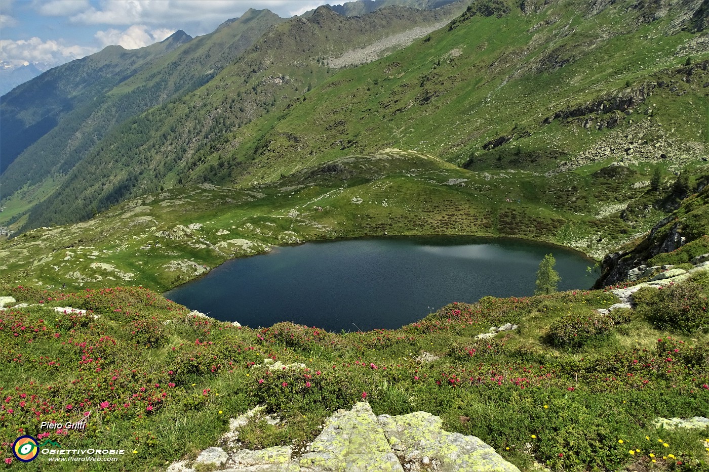 40 Dal Lago di Sopra (2095 m) vista sul sottostante Lago Grande (2030 m).JPG